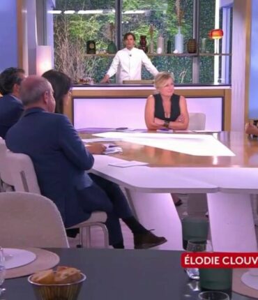 C à Vous : Anne-Elisabeth Lemoine gentiment corrigée en direct par Booder suite à un amusant lapsus (Zaptv)