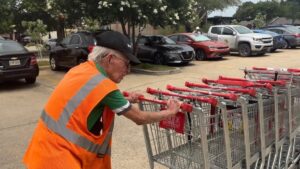 Elle rencontre un nonagénaire obligé de travailler et décide de lui venir en aide