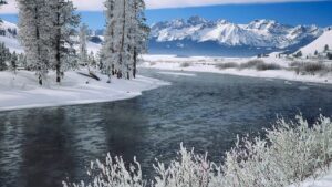 À 73 ans, il survit miraculeusement cinq jours en se nourrissant de neige après le chavirement de son canoë