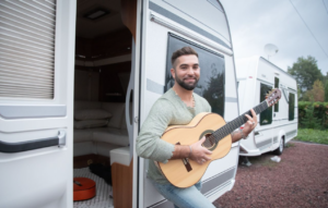 140 caravanes des gens du voyage débarquent près de Nice, la famille de Kendji Girac présente