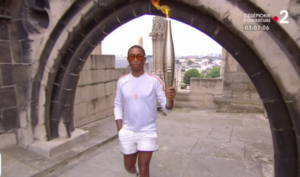 Pharrell Williams porteur de la flamme olympique : l’attitude « nonchalante » du chanteur exaspère la toile (ZAPTV)