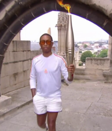Pharrell Williams porteur de la flamme olympique : l’attitude « nonchalante » du chanteur exaspère la toile (ZAPTV)