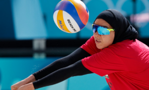 JO 2024: une beach-volleyeuse égyptienne critique l’interdiction du hijab pour les athlètes françaises