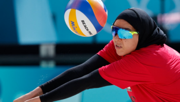 JO 2024: une beach-volleyeuse égyptienne critique l’interdiction du hijab pour les athlètes françaises