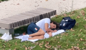 JO de Paris 2024 : un athlète italien filmé en train de dormir dehors, cette photo qui fait le buzz