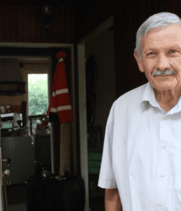 Expulsé de sa maison par son fils, ce septuagénaire peut enfin rentrer chez lui