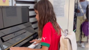 Lila, la fille de Jamel Debbouze et Melissa Theuriau, improvise quelques notes au piano à la gare d’Avignon