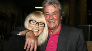 « Mireille Darc, c’était… » : les indiscrétions d’une proche d’Alain Delon sur ses histoires d’amour