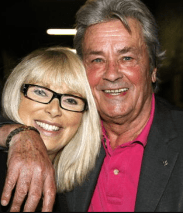 « Mireille Darc, c’était… » : les indiscrétions d’une proche d’Alain Delon sur ses histoires d’amour