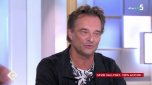 “Vous rougissez ?” : David Hallyday troublé après le tendre message d’une actrice dans C à Vous