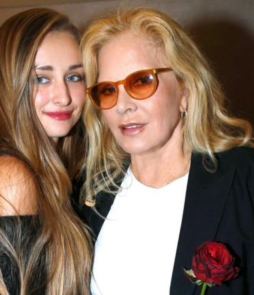 Sylvie Vartan resplendissante pour ses adieux sur scène : sa petite-fille Emma est sa première fan