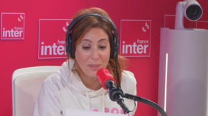 « Je cherchais un… » : gros blanc et léger malaise, Léa Salamé se prend les pieds dans le tapis face à Julien Doré