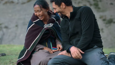 Pas vu à la télé dans Rendez-vous en terre inconnue : Cet incident qui a apporté une « leçon de vie » à Tomer Sisley pendant le tournage