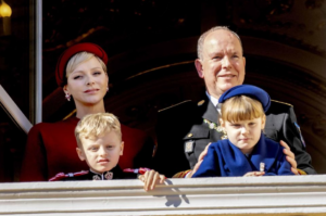 Charlene et Albert II réunis : ils posent pour leur traditionnelle carte de vœux de Noël avec leurs jumeaux, Jacques et Gabriella