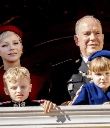 Charlene et Albert II réunis : ils posent pour leur traditionnelle carte de vœux de Noël avec leurs jumeaux, Jacques et Gabriella