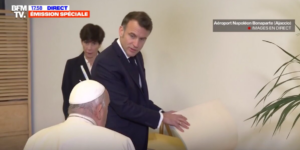 Visite du pape François en Corse : Emmanuel Macron lui a offert des cadeaux avec une grande symbolique (ZAPTV)