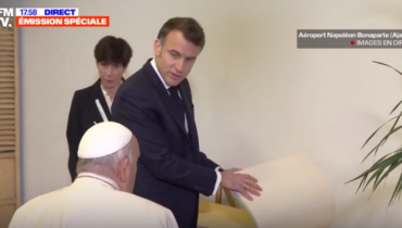 Visite du pape François en Corse : Emmanuel Macron lui a offert des cadeaux avec une grande symbolique (ZAPTV)