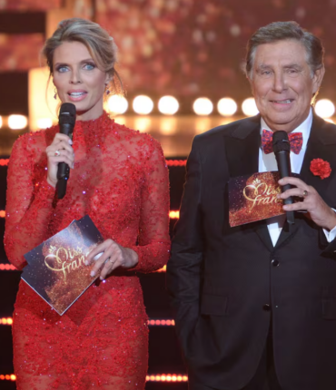 Miss France 2025 : le look « boule à facettes » de Jean-Pierre Foucault fait réagir les internautes