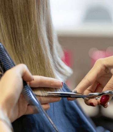Cheveux après 50 ans : voici la coupe qui vieillit le plus le visage, la pire coiffure “mémérisante” selon un coiffeur