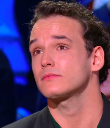 « Parfois je m’en veux » : Théo Curin très ému face aux messages de ses parents et sa sœur dans La boîte à secrets