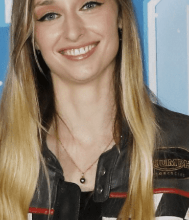La fille cadette de David Hallyday, Emma Smet, « prête à convoler » ! Sa grand-mère Sylvie Vartan glisse une belle révélation