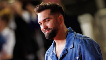 Les Enfoirés : la présence de Kendji Girac très critiquée sur les réseaux sociaux, « Il devrait être boycotté »