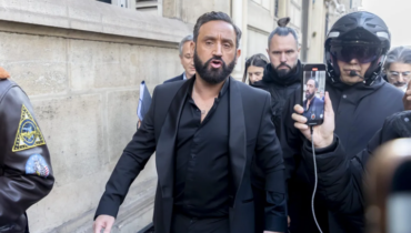 Cyril Hanouna : L’animateur veut poursuivre LFI pour une affiche le visant et qu’il juge « antisémite »