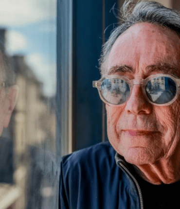 Alain Chamfort en couple avec une « jeune femme » à 76 ans, il est comblé grâce à son « énergie de la jeunesse »