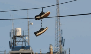 Voici la signification des chaussures accrochées à une ligne électrique
