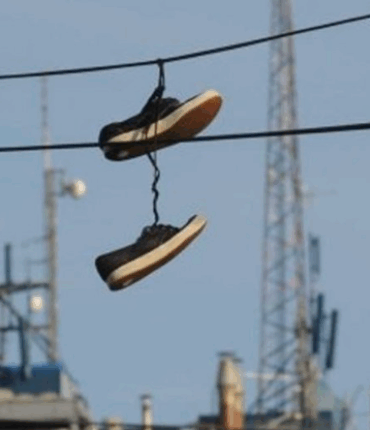Voici la signification des chaussures accrochées à une ligne électrique