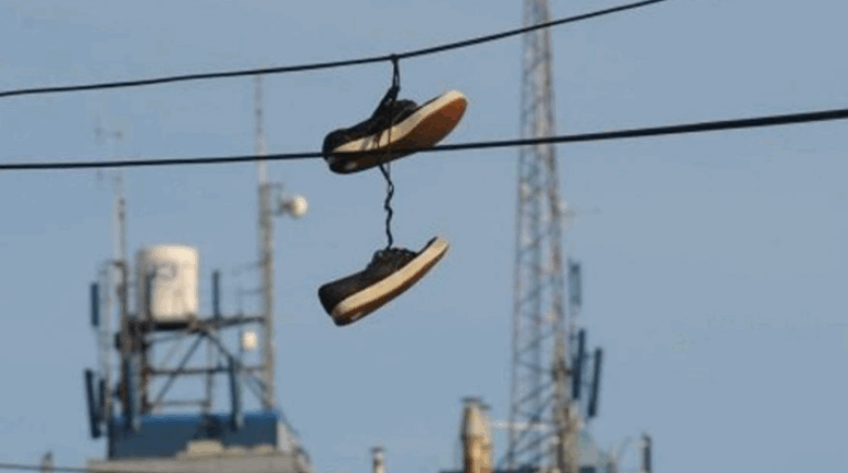 Voici la signification des chaussures accrochées à une ligne électrique