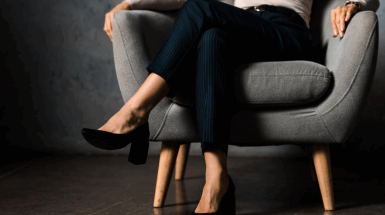 Pourquoi les femmes croisent les jambes en position assise ?