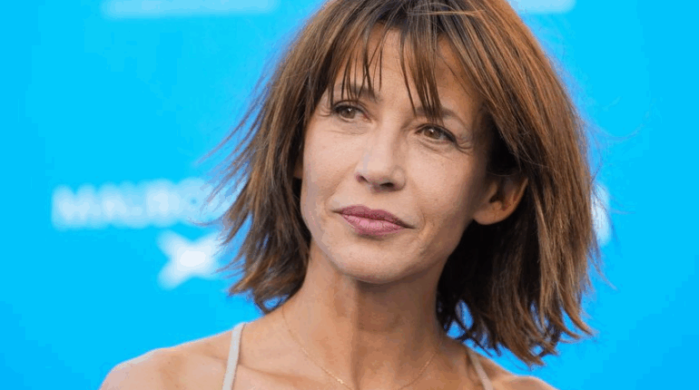 Sophie Marceau crée la surprise et dévoile « une partie de son corps » sur le tapis rouge de Cannes : « Ça arrive tous les jours »
