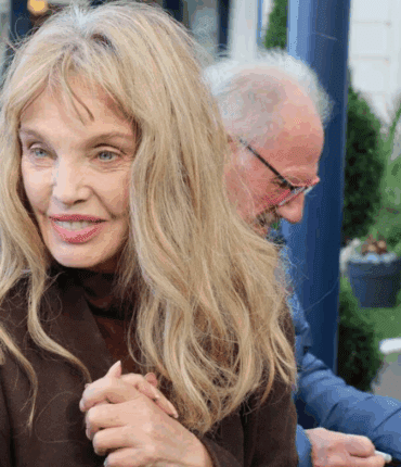 “Je suis née en…” : Arielle Dombasle révèle enfin la vérité sur son âge, la fin du mystère !