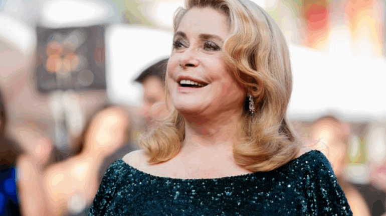 Depuis toujours, Catherine Deneuve commence ses journées avec cette boisson qui l’aide à garder une peau éclatante, même à 81 ans