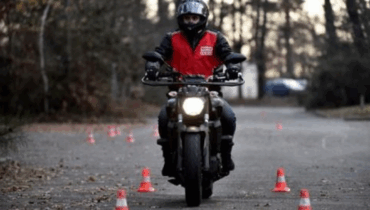 Pourquoi les motards tapent-ils leur casque quand ils vous croisent ?