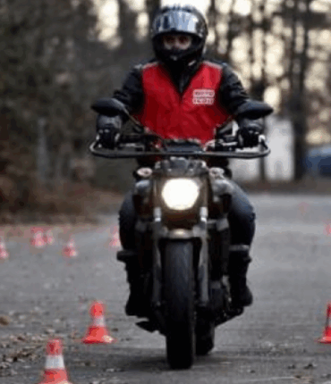 Pourquoi les motards tapent-ils leur casque quand ils vous croisent ?