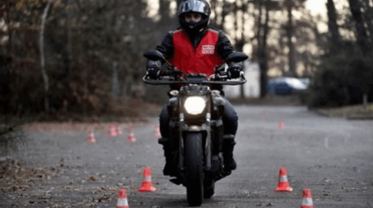 Pourquoi les motards tapent-ils leur casque quand ils vous croisent ?