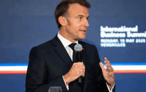 « Je me suis fait ramasser »: Emmanuel Macron répond à un salarié qui lui demande de « faire travailler les feignants »