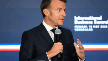 « Je me suis fait ramasser »: Emmanuel Macron répond à un salarié qui lui demande de « faire travailler les feignants »