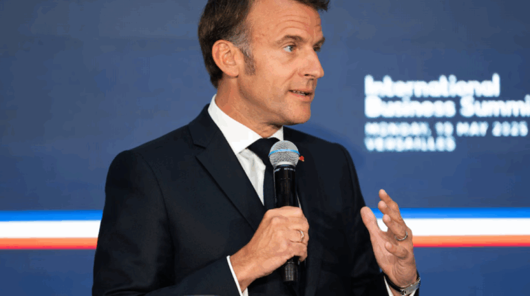 « Je me suis fait ramasser »: Emmanuel Macron répond à un salarié qui lui demande de « faire travailler les feignants »