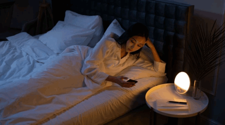 Vous vous réveillez la nuit à des heures précises ? Voici ce que cela signifie