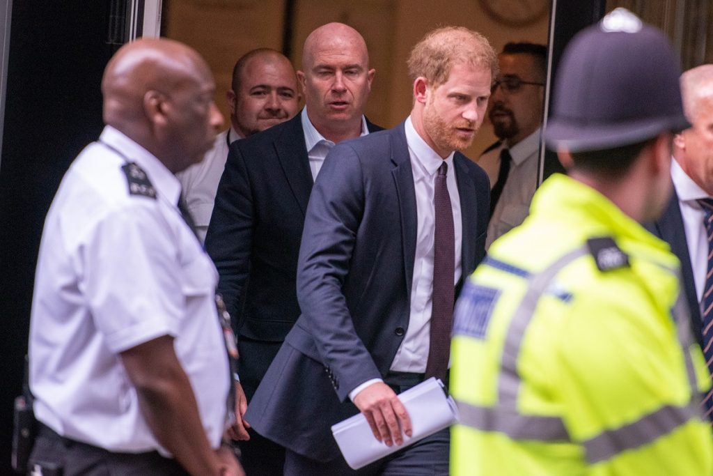 Furieux, le prince Harry