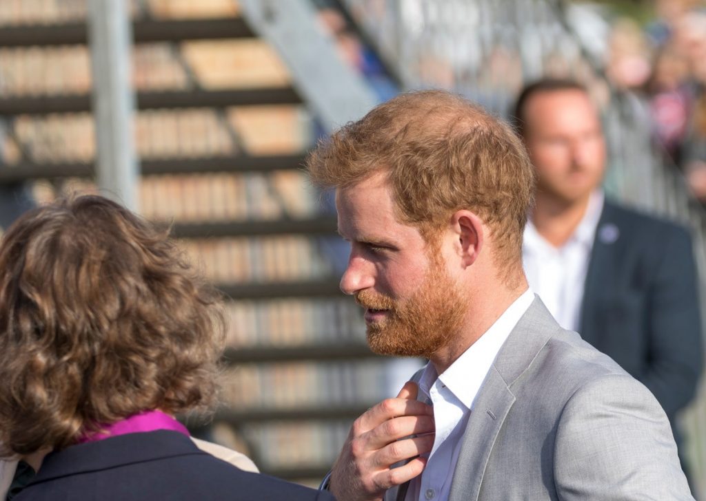 Furieux, le prince Harry