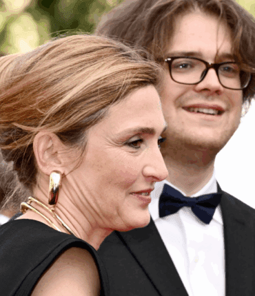Julie Gayet s&rsquo;affiche avec son fils Ezéchiel, sosie de son père qui est loin d’être un inconnu !