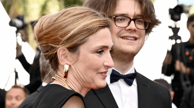 Julie Gayet s’affiche avec son fils Ezéchiel, sosie de son père qui est loin d’être un inconnu !