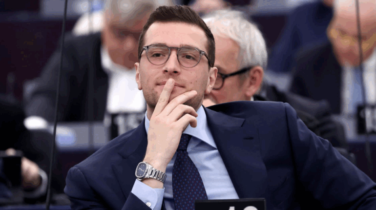 Jordan Bardella en couple ? Le protégé de Marine Le Pen cash sur sa vie privée, « Ce n’est pas simple »