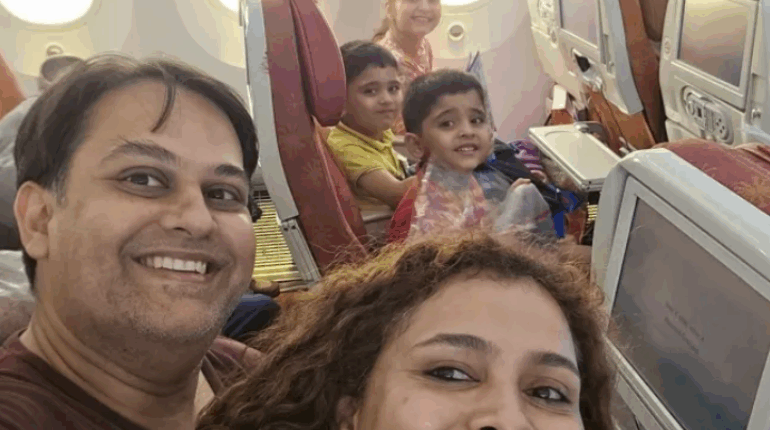 Dernier selfie de la famille à bord de l’avion d’Air India en route vers une nouvelle vie à Londres