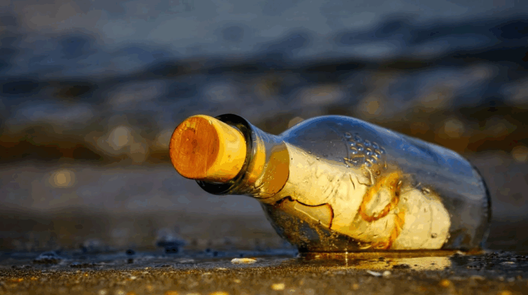« Je n’y croyais pas! »: 31 ans après avoir jeté une bouteille à la mer avec une lettre, une Écossaise reçoit une réponse