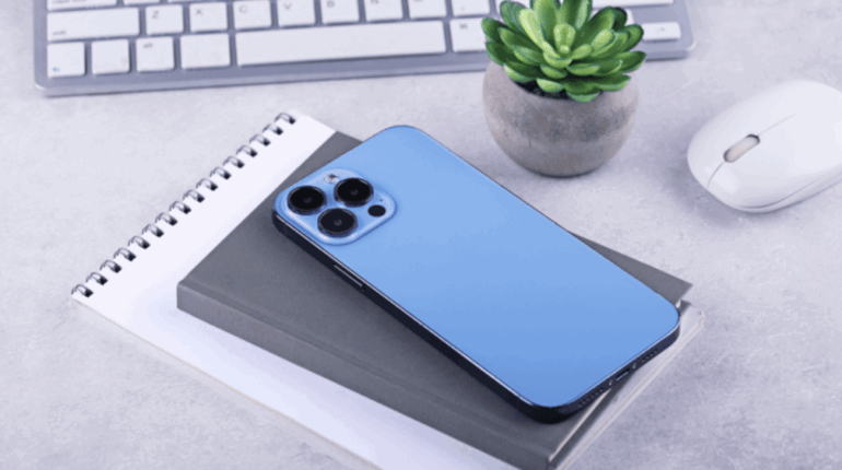 Pourquoi poser son téléphone écran vers le bas peut tout changer ? Les raisons vont vous surprendre !